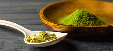 Kratom-in-both-a-green-powder-and-in-pill-form